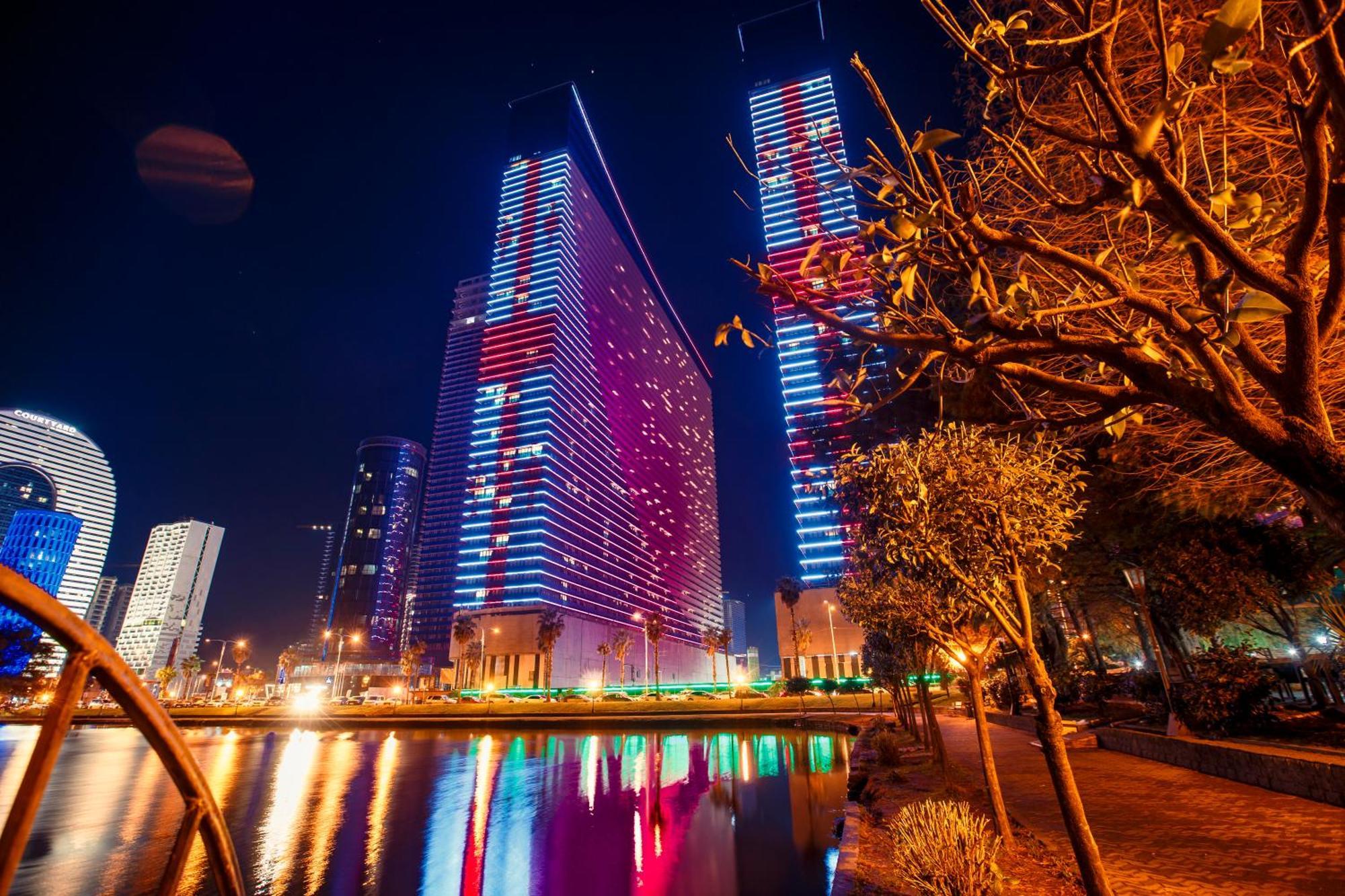 Deluxe Aparthotel In Orbi City Batumi Exteriör bild