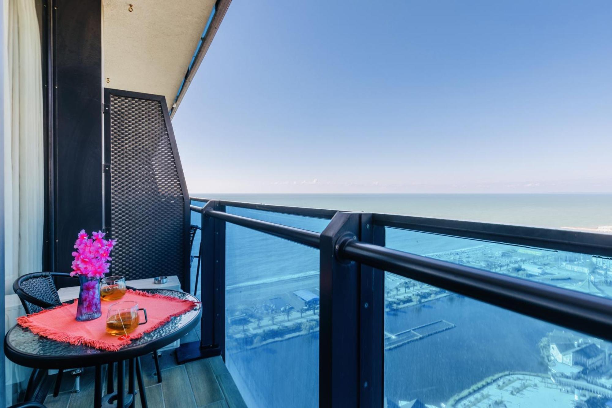 Deluxe Aparthotel In Orbi City Batumi Exteriör bild
