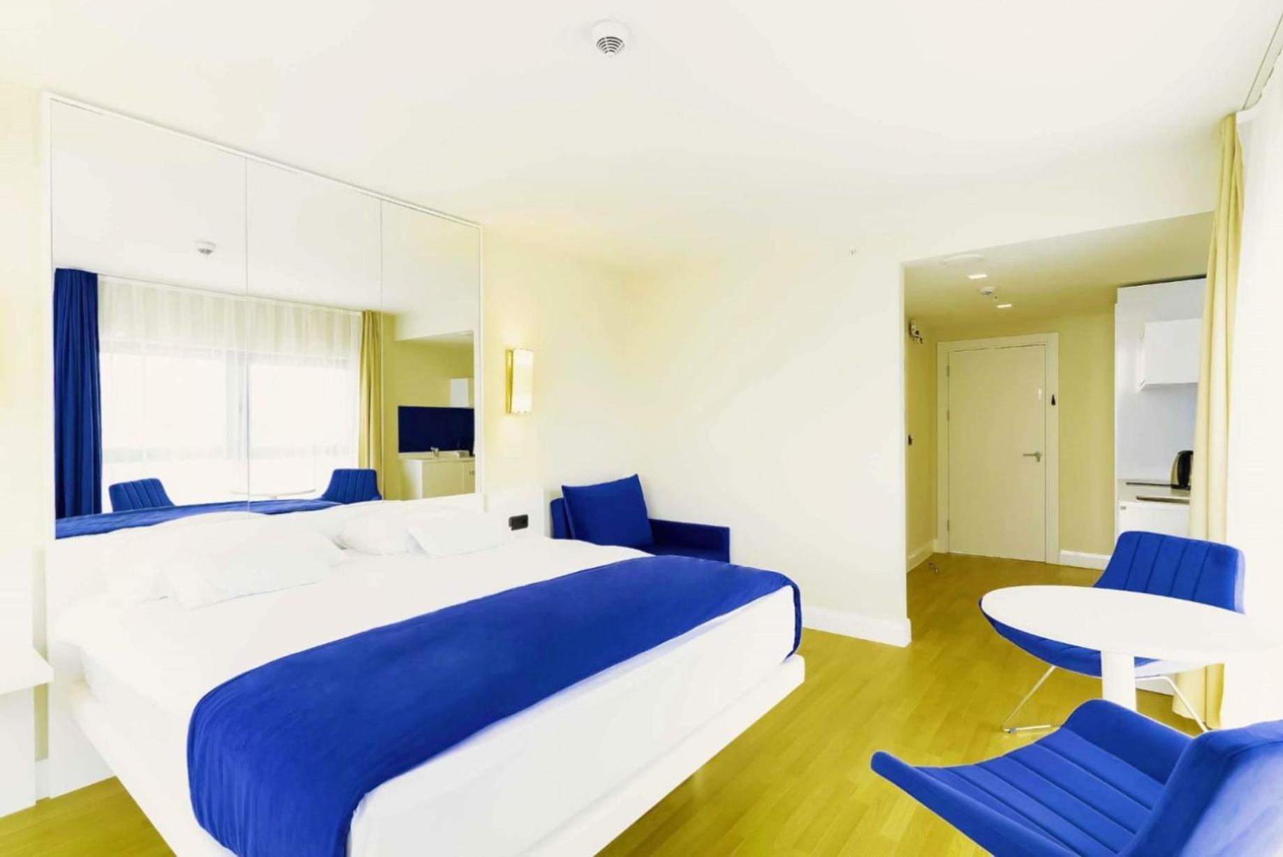 Deluxe Aparthotel In Orbi City Batumi Exteriör bild